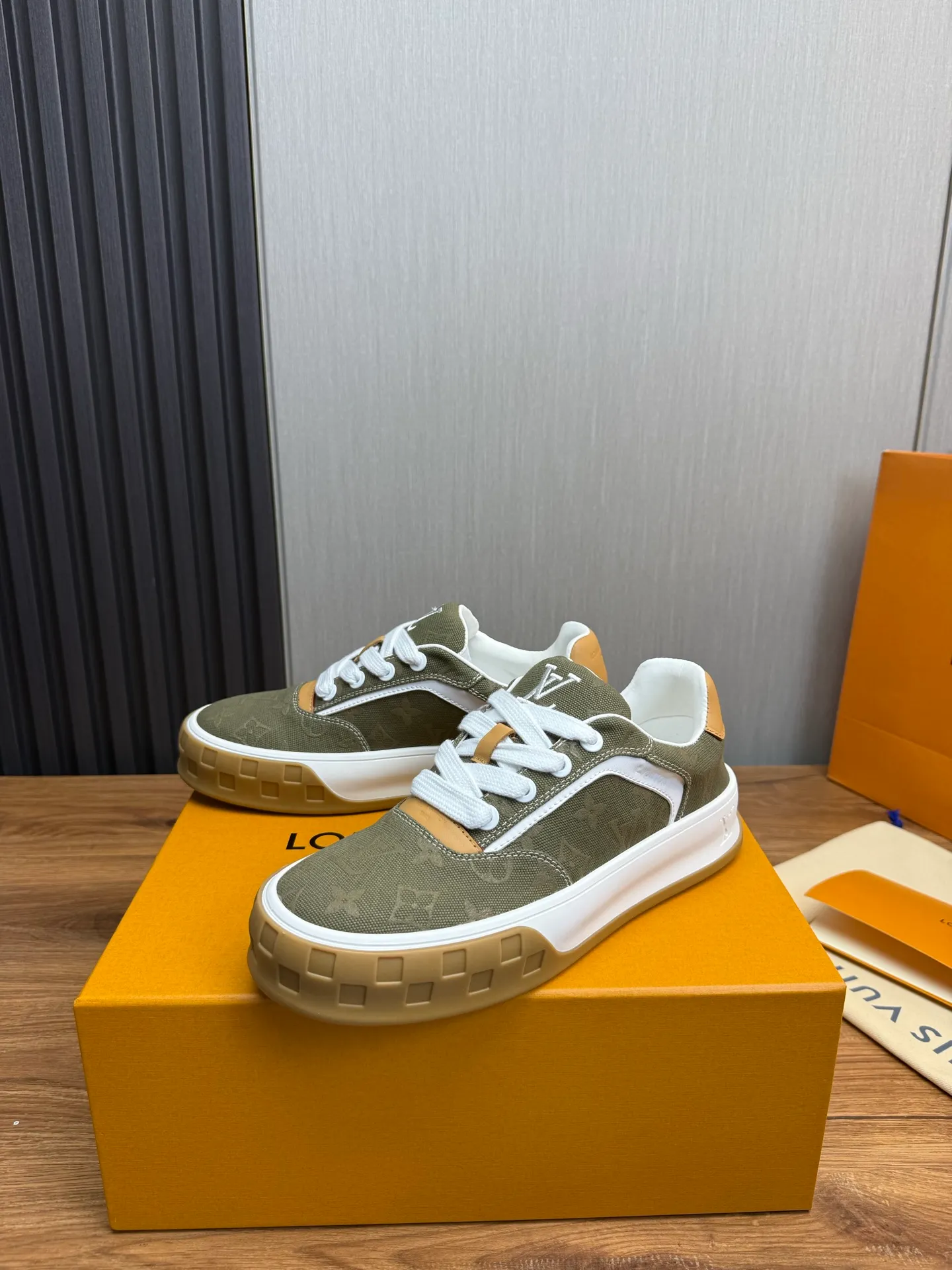 Men's shoes 620💰 Lv. Top purchasing agent🇮🇹 Louis Vuitton, sports sneakers counter synchronization, uppers imported from Italy, high-quality splicing and complex handicrafts, imported mesh pads are soft and comfortable, soles: original factory special soles, TPU exclusive movable molded soles super comfortable, original factory single goods, 🔍🔍high quality, you can enter and exit the counter at will, welcome to compare, code number 38-44 (customized 38.45)